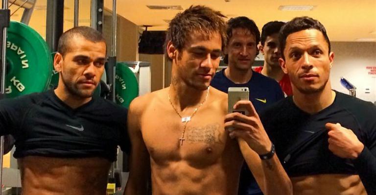 Neymar mostra tanquinho ao lado de seus colegas do Barcelona
