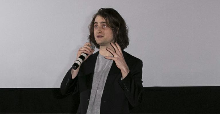 Com novo look, Daniel Radcliffe diz que cabelo comprido dá muito trabalho