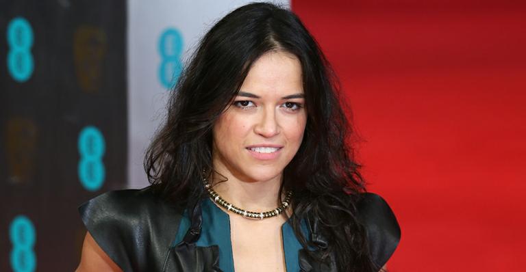 Michelle Rodriguez, namorada de Cara Delevingne, posta foto nua na web