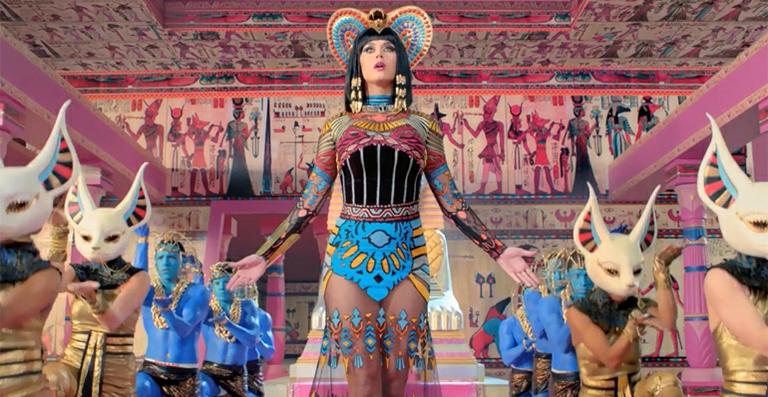Muçulmanos fazem pressão para censurar vídeo de Katy Perry e cantora edita clipe