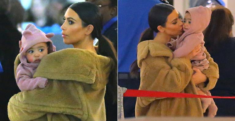 Kim Kardashian coloca roupa com gorro de ursinho em North West