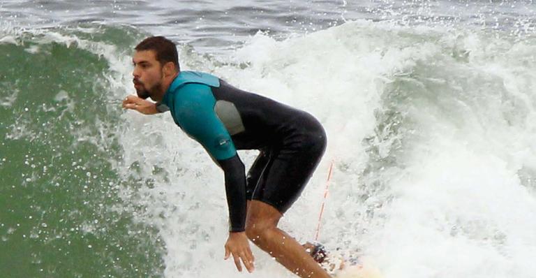Cauã Reymond dá show de manobras de surfe na praia da Barra, no Rio