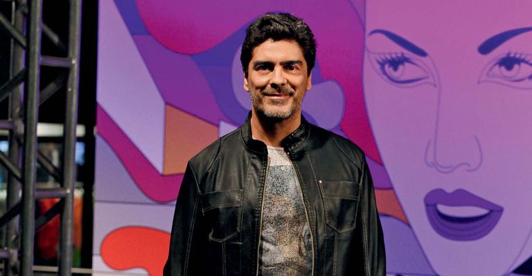 Junno Andrade vive dia de modelo ao lado de Juliana Paes e Malvido Salvador