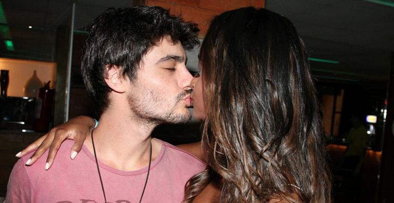 Galã de Em Família, Guilherme Leicam mostra intimidade com a ex-Globeleza Aline Prado