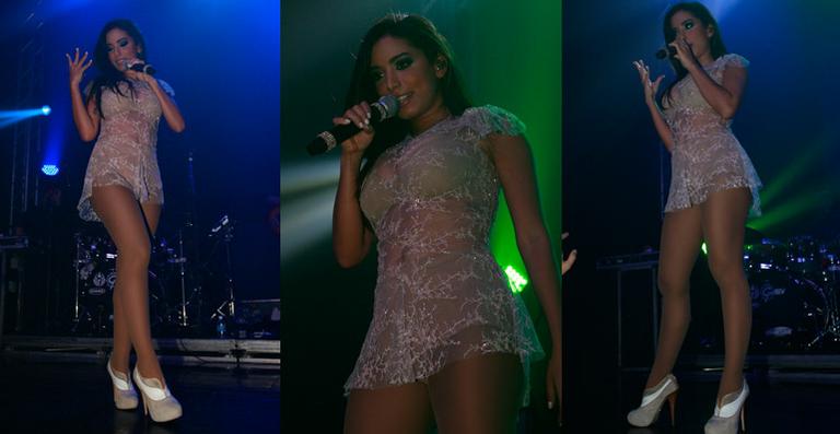 Anitta chama atenção com vestido transparente em show