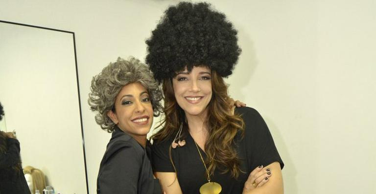Ana Carolina se diverte com Samantha Schmütz em gravação