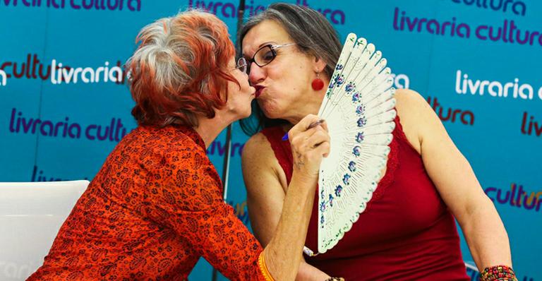 Rita Lee dá selinho em Laerte durante lançamento de livro ‘Storynhas’