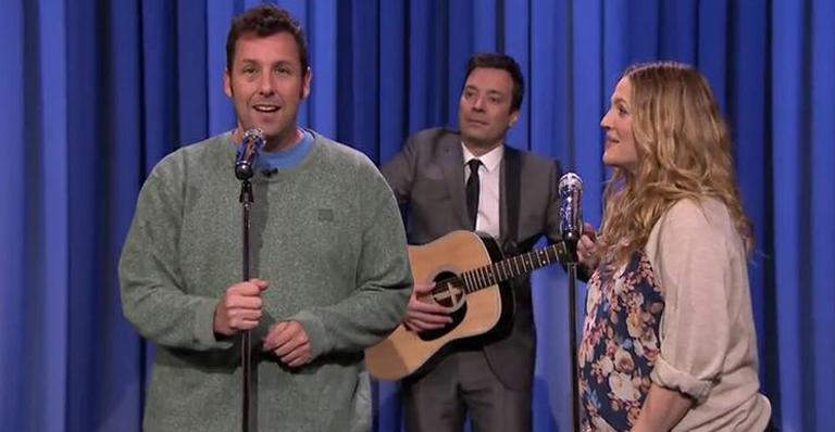 Drew Barrymore e Adam Sandler fazem dueto musical em programa de TV