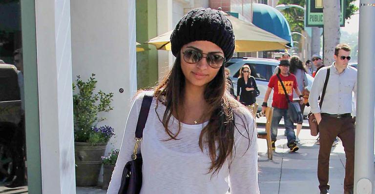 Camila Alves adota look confortável e casual para dia de compras