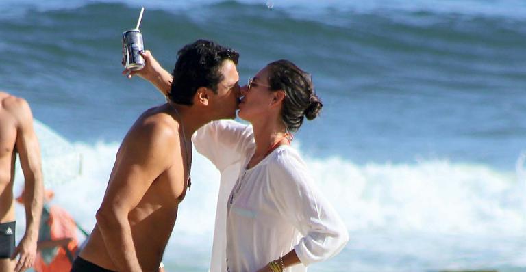 Glenda Kozlowski curte dia de praia ao lado do amado Luis Tepedino