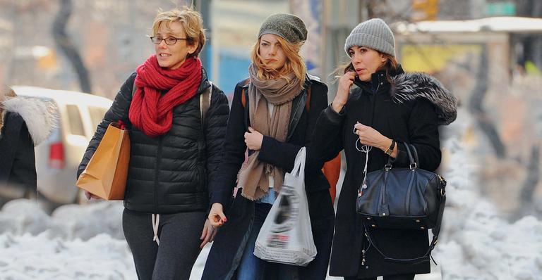 Emma Stone relaxa com as amigas na Big Apple