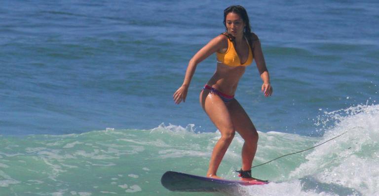 Dani Suziki mostra suas habilidades em prancha de surfe rosa e lilás