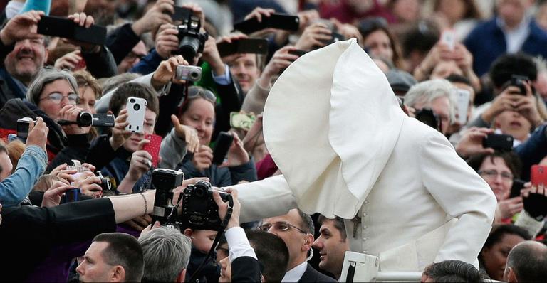 Papa Francisco quase perde seu solidéu enquanto discursava no Vaticano