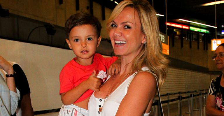 Eliana embarca com o filho para o carnaval de Salvador