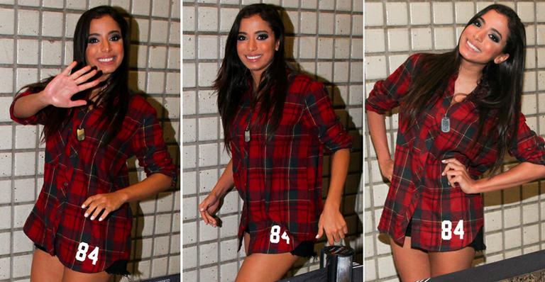 Anitta opta por camisa xadrez e shortinho para circular em São Paulo. Ousado, o visual é conhecido como pantless