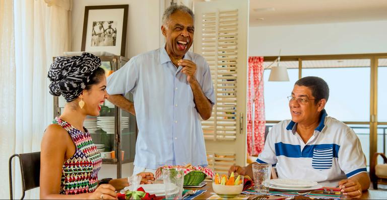 Filha de Gilberto Gil faz comida para o pai e Zeca Pagodinho
