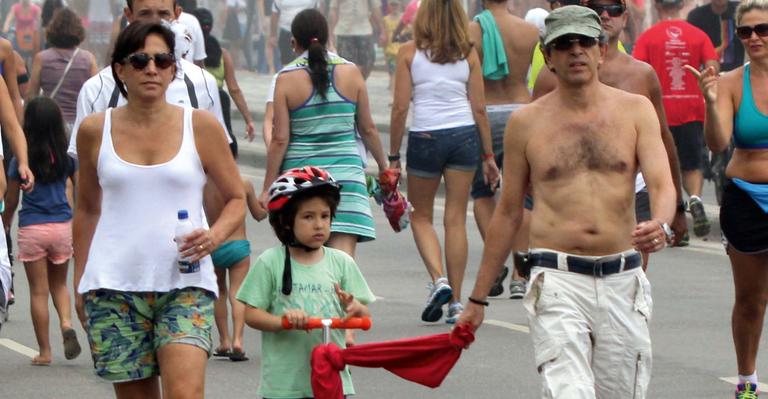 Totia Meireles brinca em família no Leblon, Rio