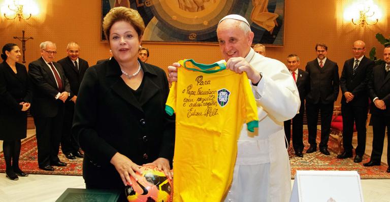 Dilma convida papa Francisco para vir ao Brasil assistir a Copa do Mundo