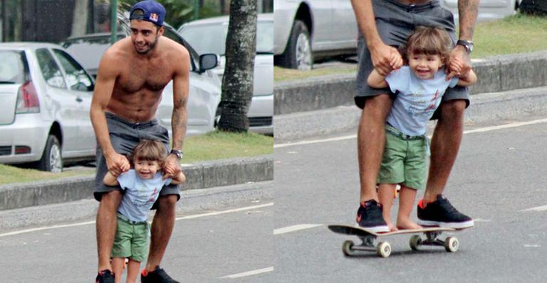 Dom, filho de Luana Piovani, faz manobras radicais no skate ao lado do pai