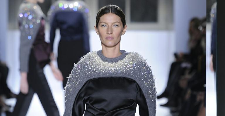 Gisele Bündchen desfila na Semana de Moda de Paris