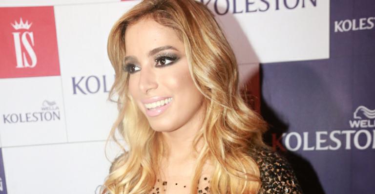 Anitta muda o visual em Salvador e fica loira
