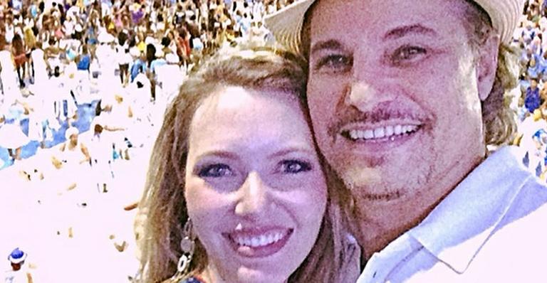 Edson Celulari e namorada participam de ensaio da Beija-Flor