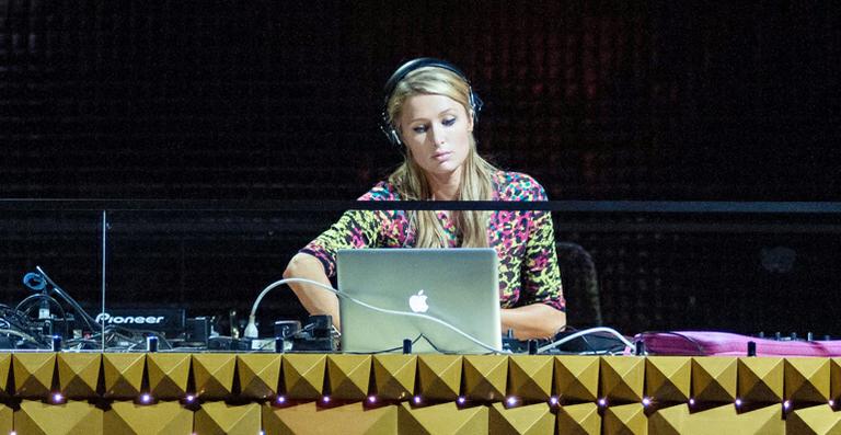 No Brasil, Paris Hilton faz sound check antes de sua festa de aniversário