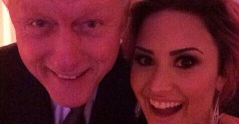 Cantora Demi Lovato tieta ex-presidente Bill Clinton: “Legal te conhecer”