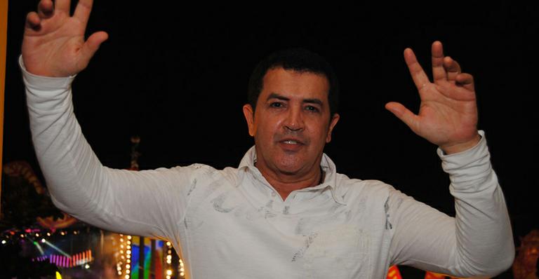 Após cirurgia, cantor Beto Barbosa deixa o hospital e passa bem