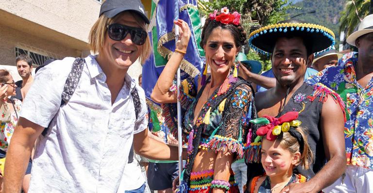 Eduardo Moscovis usa peruca loira e brinca em grupo carnavalesco no Rio