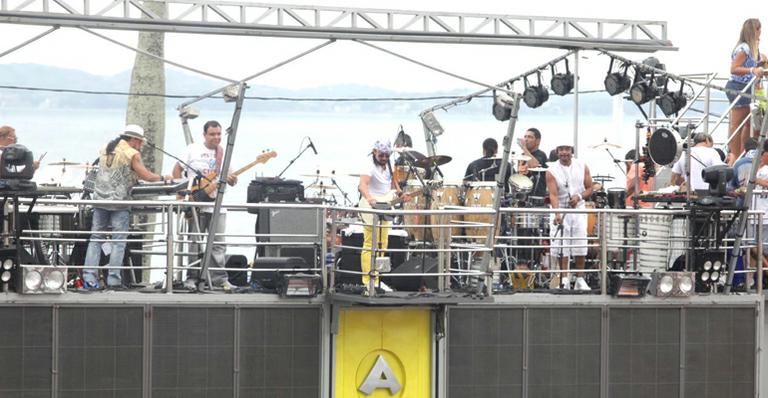 Bell Marques desfila em trio elétrico ao lado do Chiclete com Banana