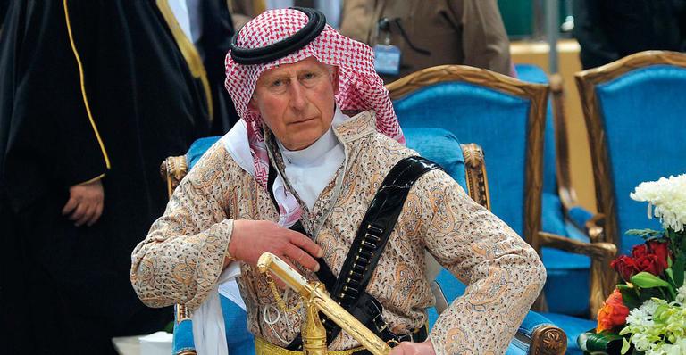 Príncipe Charles se veste a caráter e dança na capital da Arábia Saudita