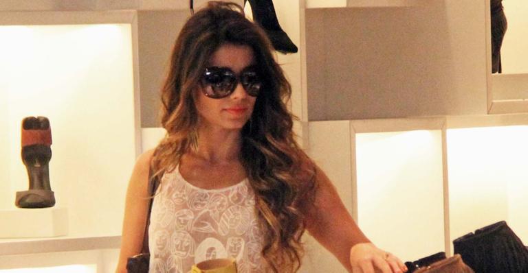 Paula Fernandes usa blusa que deixa a barriga à mostra: “me exercito todos os dias”