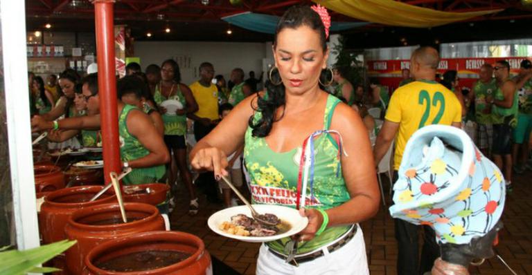 Após perder 42 quilos, Solange Couto se diverte em feijoada em Salvador