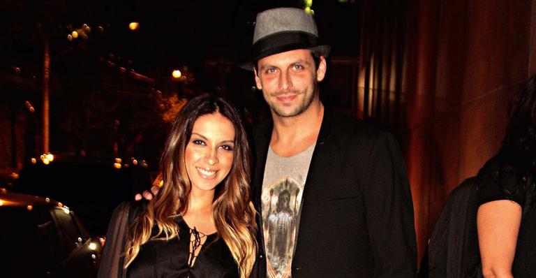 Henri Castelli comemora 36 anos em bar de São Paulo