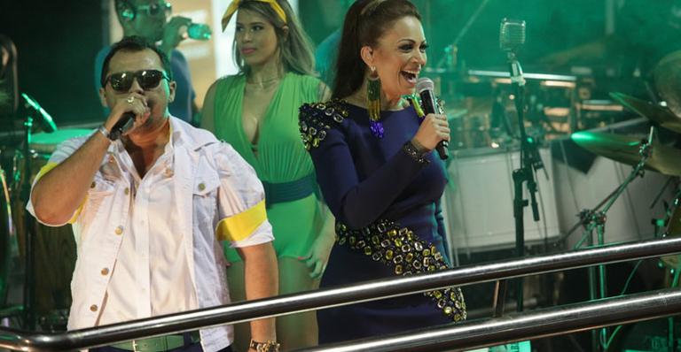 Solange Almeida exibe boa forma no trio de Aviões do Forró em Salvador