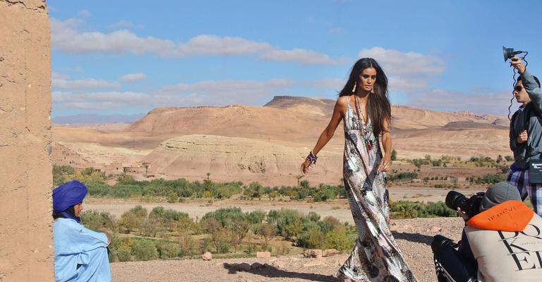 Caroline Ribeiro fotografa para grife de roupas femininas em Marrocos