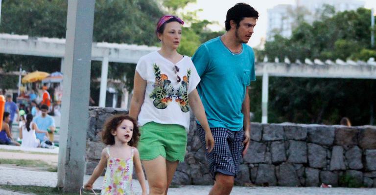 Mateus Solano passeia com a mulher, Paula Braun, e a filha, Flora, no Rio