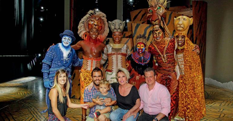 Ana Maria Braga assiste ao musical O Rei Leão com a família em São Paulo