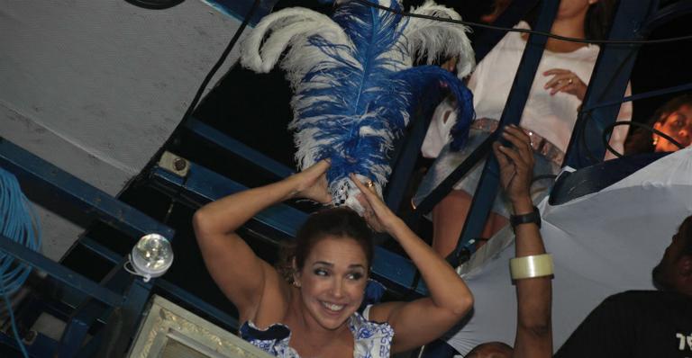 Daniela Mercury começa seu Carnaval no trio e enrosca adereço em fio