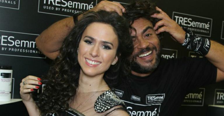 Tatá Werneck muda o penteado para curtir o Carnaval de Salvador