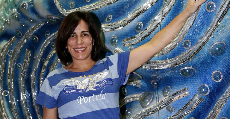 Gloria Pires visita o barracão da Portela no Rio de Janeiro