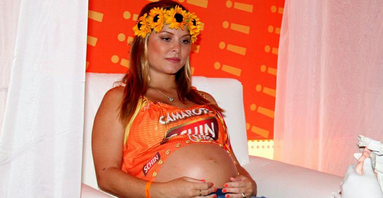 Grávida de seis meses, Bárbara Borges curte Carnaval em Salvador