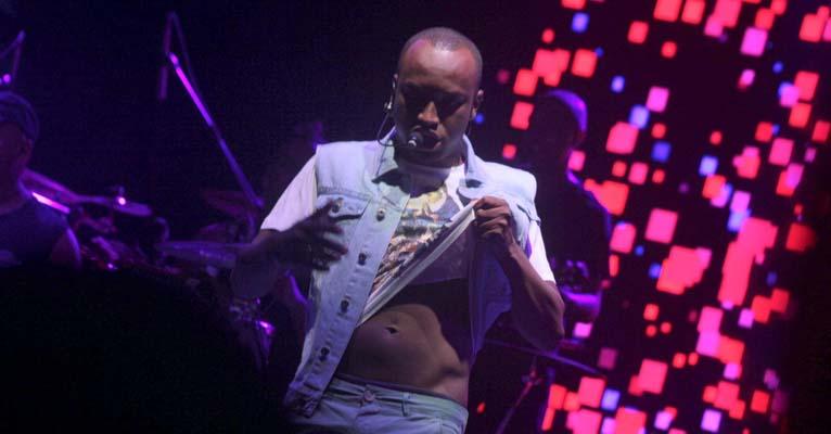 Thiaguinho exibe barriga sarada em show em Salvador