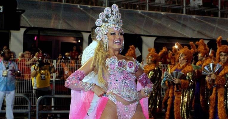 Com fantasia sensual, Ellen Roche exibe boa forma na Rosas de Ouro