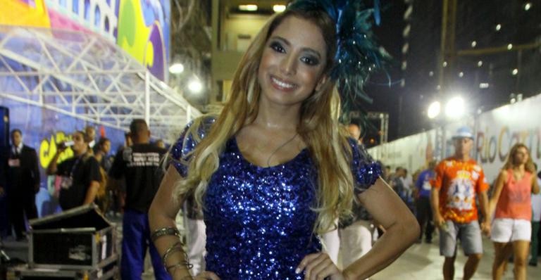Com novo visual, Anitta se apresenta em camarote no Rio de Janeiro