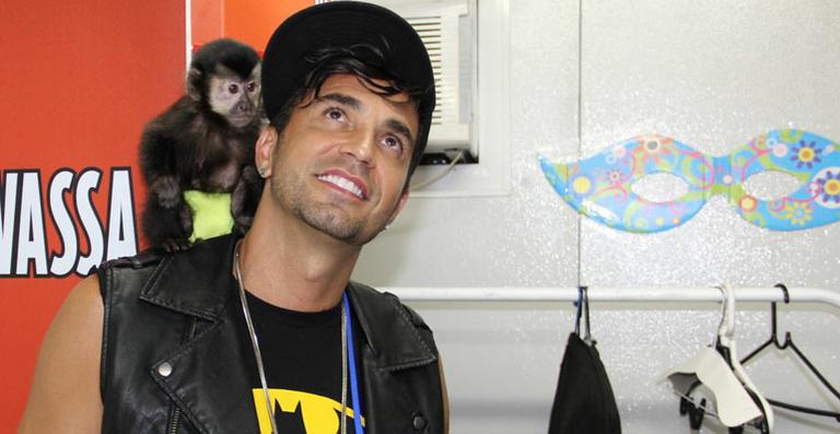 Latino leva macaco para festa de carnaval no Rio de Janeiro