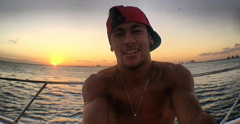 Longe do carnaval, Neymar publica música gospel