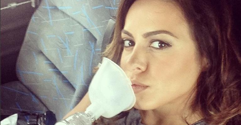 Alinne Rosa faz nebulização antes de show em Recife