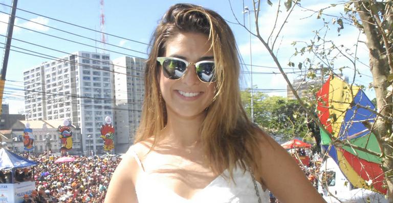 Após beijos em Salvador, Fernanda Paes Leme pula o carnaval em Recife